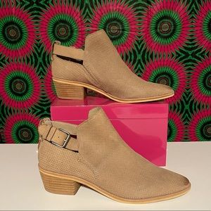 Buckle ankle booties for the perfect 🍂🍁fall outfit! Never worn. You’ll 🤎them!